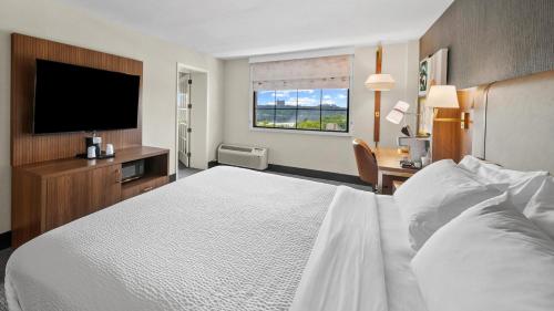 Suite Estándar con cama extragrande del hotel Holiday Inn Niagara Falls Scenic Downtown. Foto 12