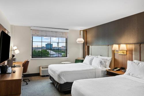 Premium Two Queen with Canadian Skyline View del hotel Holiday Inn Niagara Falls Scenic Downtown. Foto 2