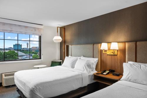 Premium Two Queen with Canadian Skyline View del hotel Holiday Inn Niagara Falls Scenic Downtown. Foto 3