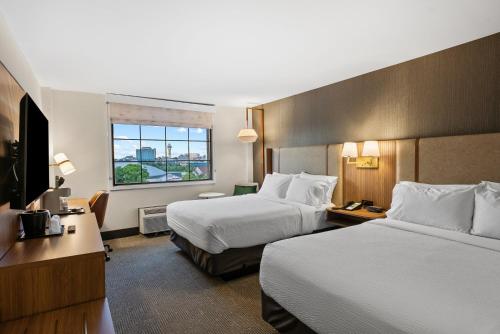 Premium Two Queen with Canadian Skyline View del hotel Holiday Inn Niagara Falls Scenic Downtown. Foto 4