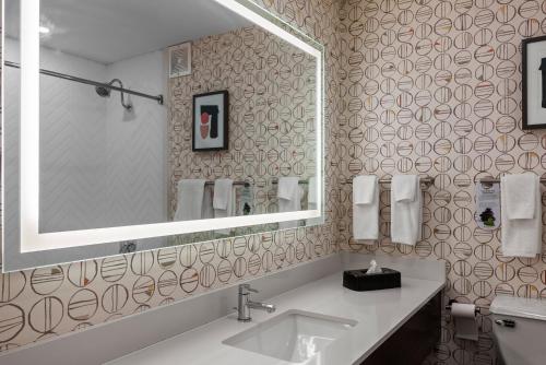 Suite Estándar con cama extragrande del hotel Holiday Inn Niagara Falls Scenic Downtown. Foto 9