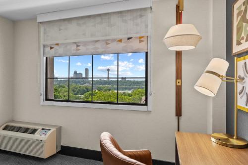 Premium King with Canadian Skyline View del hotel Holiday Inn Niagara Falls Scenic Downtown. Foto 3