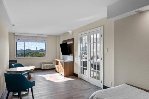 Suite Estándar con cama extragrande del hotel Holiday Inn Niagara Falls Scenic Downtown