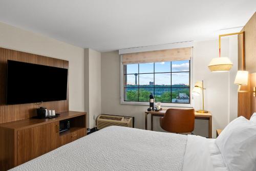 Suite Estándar con cama extragrande del hotel Holiday Inn Niagara Falls Scenic Downtown. Foto 14