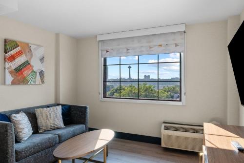 Suite Estándar con cama extragrande del hotel Holiday Inn Niagara Falls Scenic Downtown. Foto 13