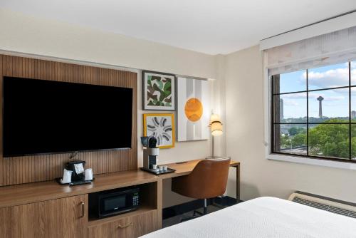 Suite Estándar con cama extragrande del hotel Holiday Inn Niagara Falls Scenic Downtown. Foto 17