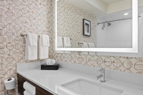 Suite con cama extragrande del hotel Holiday Inn Niagara Falls Scenic Downtown. Foto 4