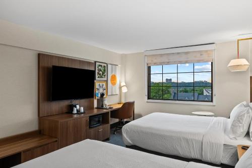 Premium Two Queen with Canadian Skyline View del hotel Holiday Inn Niagara Falls Scenic Downtown. Foto 6
