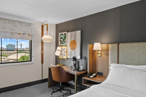 Premium King with Canadian Skyline View del hotel Holiday Inn Niagara Falls Scenic Downtown. Foto 7