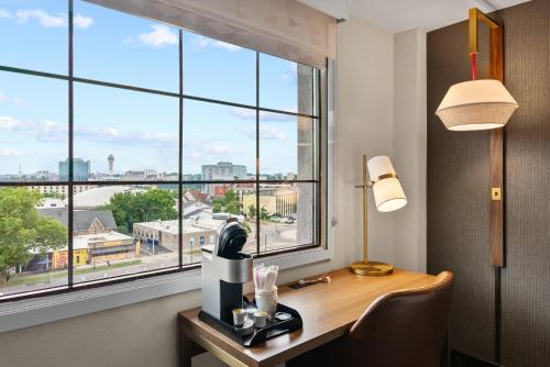 Premium King with Canadian Skyline View del hotel Holiday Inn Niagara Falls Scenic Downtown. Foto 8