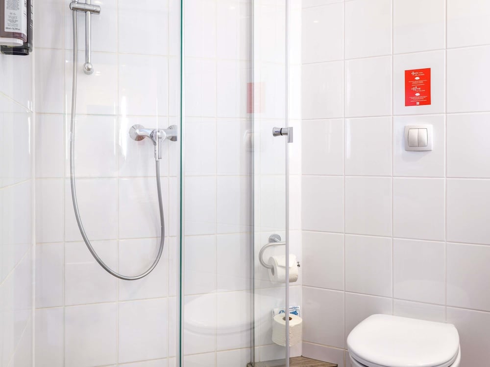 Habitación para 1 o 2 personas con dos camas separadas del hotel Ibis Krakow Centrum. Foto 14