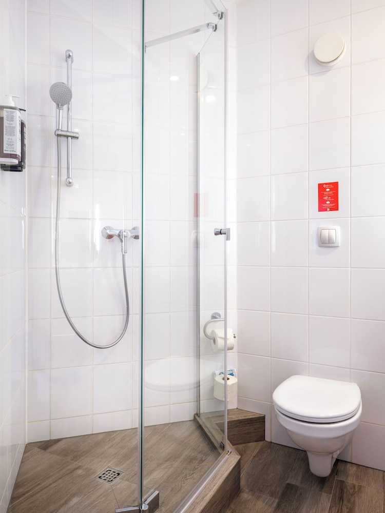 Habitación para 1 o 2 personas con dos camas separadas del hotel Ibis Krakow Centrum. Foto 16