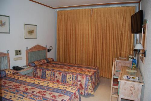 Habitación Doble - 2 camas del hotel Hotal Azahar. Foto 1