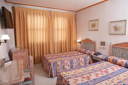 Habitación Doble - 2 camas del hotel Hotal Azahar. Foto 2