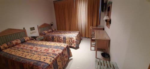 Habitación Doble - 2 camas del hotel Hotal Azahar. Foto 3