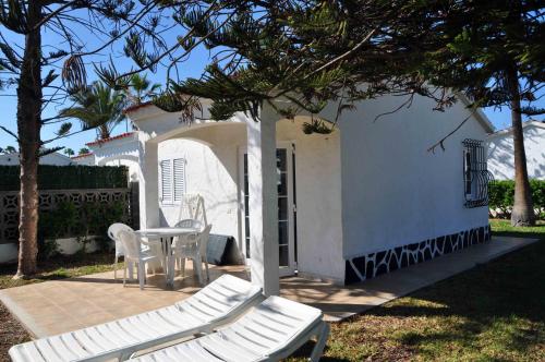 Bungalow de un dormitorio del hotel Bungalows Los Arcos. Foto 1