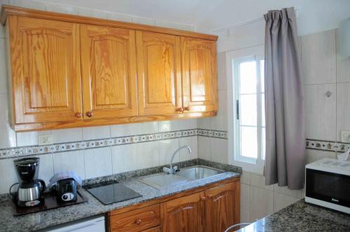 Bungalow de un dormitorio del hotel Bungalows Los Arcos. Foto 11