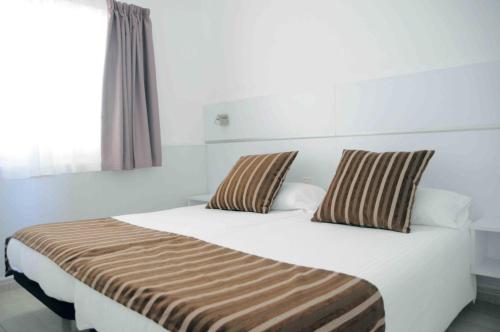 Bungalow de un dormitorio del hotel Bungalows Los Arcos. Foto 13