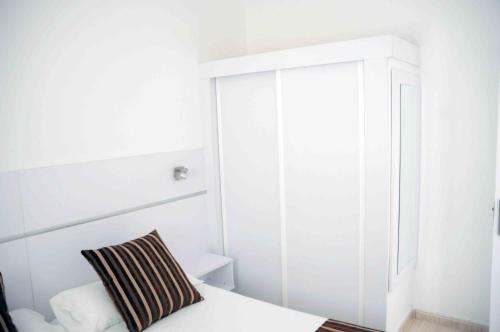 Bungalow de un dormitorio del hotel Bungalows Los Arcos. Foto 14