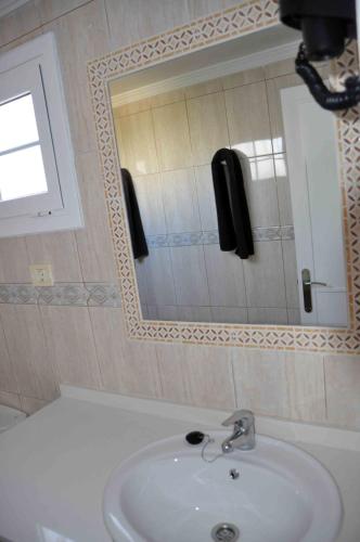 Bungalow de un dormitorio del hotel Bungalows Los Arcos. Foto 18