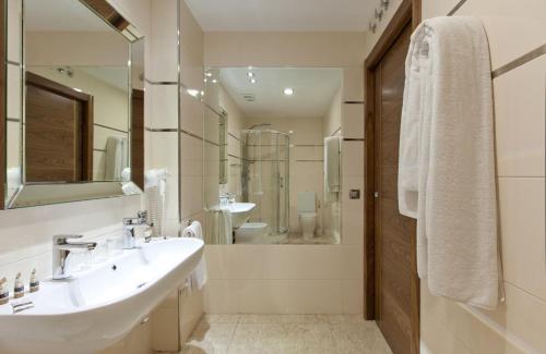 Habitación Doble Estándar con sofá del hotel Gran Corona Sol