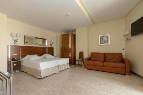 Habitación Doble Estándar con sofá del hotel Gran Corona Sol. Foto 1