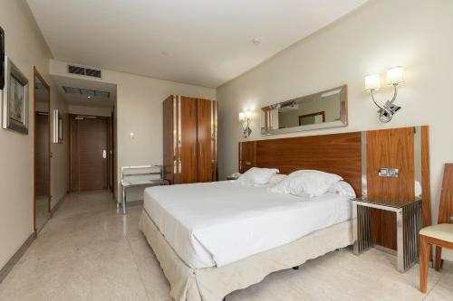 Habitación Doble del hotel Gran Corona Sol. Foto 5
