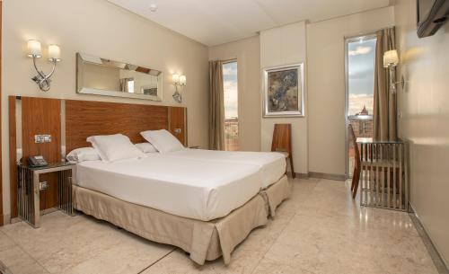 Habitación con vistas a la ciudad - 2 camas del hotel Gran Corona Sol. Foto 5