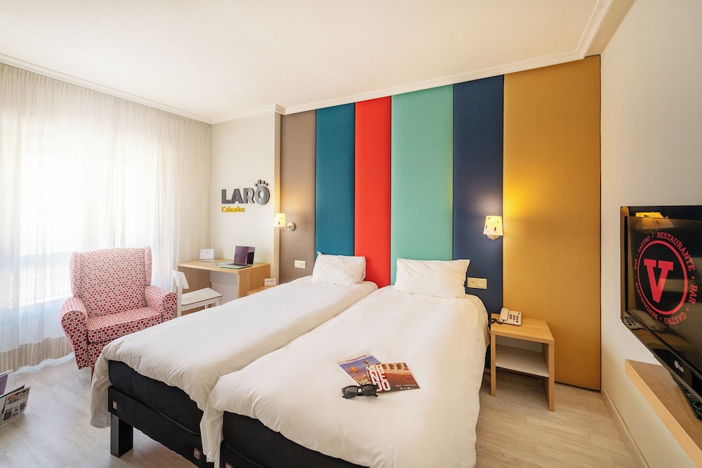 Habitación estándar con dos camas individuales del hotel Ibis Styles La Rioja Arnedo. Foto 1
