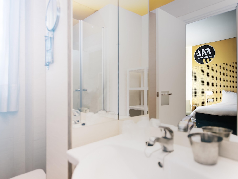 Habitación estándar con dos camas individuales del hotel Ibis Styles La Rioja Arnedo. Foto 8