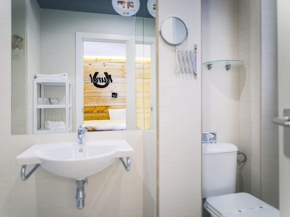 Habitación estándar con dos camas individuales del hotel Ibis Styles La Rioja Arnedo. Foto 9