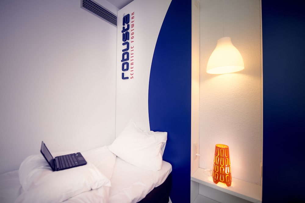 Habitación estándar con dos camas individuales y una cama supletoria del hotel Ibis Styles La Rioja Arnedo. Foto 1