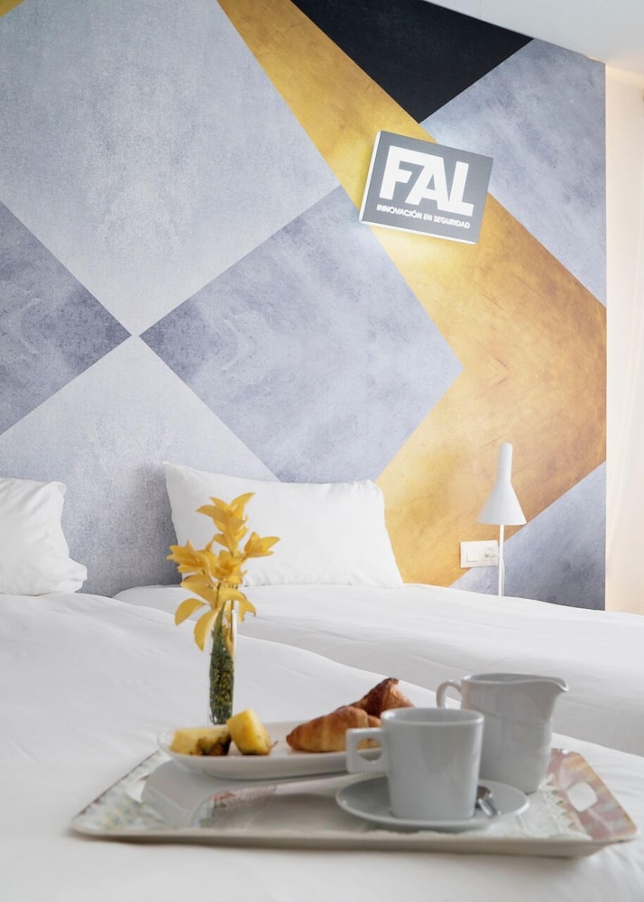 Habitación estándar con dos camas individuales y una cama supletoria del hotel Ibis Styles La Rioja Arnedo. Foto 4