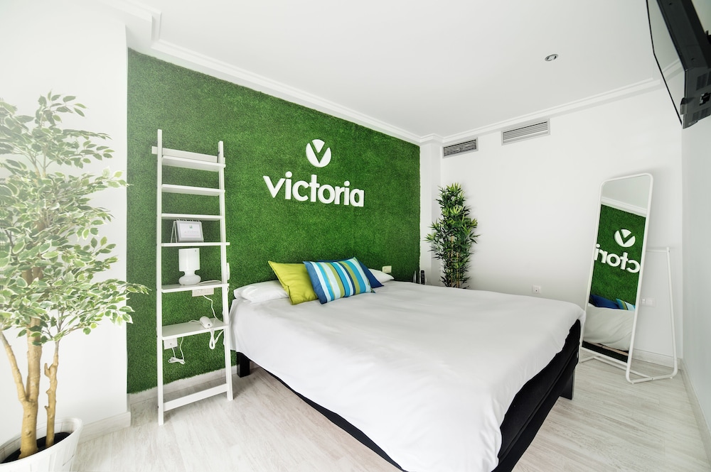 HABITACIÓN SUPERIOR FAMILIAR con cama queen - size y litera del hotel Ibis Styles La Rioja Arnedo. Foto 1