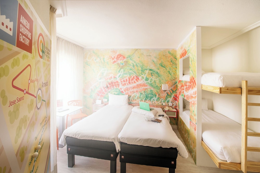 Habitación para cuatro personas del hotel Ibis Styles La Rioja Arnedo. Foto 1