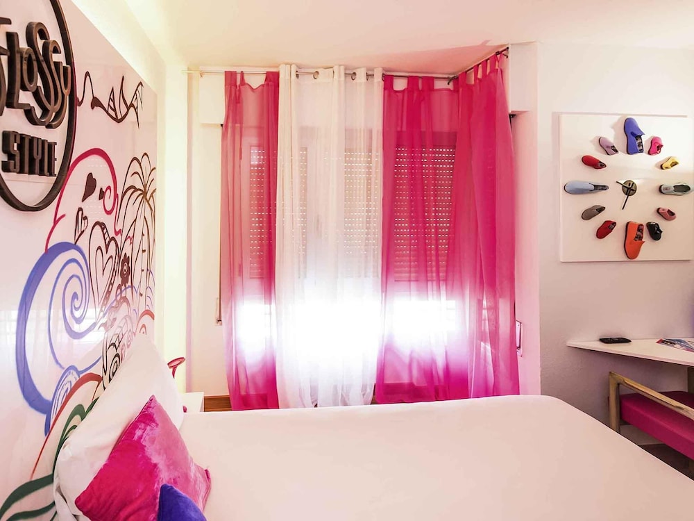 Habitación para cuatro personas del hotel Ibis Styles La Rioja Arnedo. Foto 6