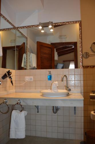 Habitación Doble con vistas al mar del hotel Garahotel. Foto 1