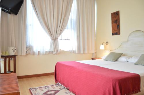 Habitación Doble Clásica con vistas al mar del hotel Garahotel. Foto 1