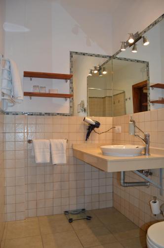 Habitación doble en la planta baja - 1 o 2 camas del hotel Garahotel. Foto 4