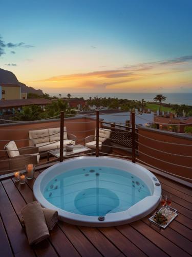 Suite con bañera de hidromasaje y vistas al mar del hotel Melia Hacienda del Conde. Foto 5