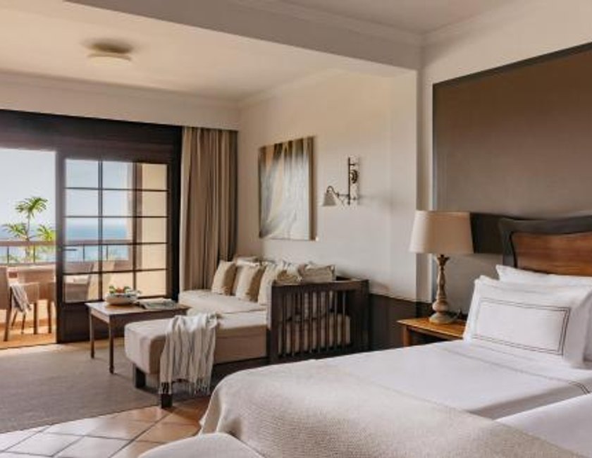 Suite Junior Singular con vistas al mar del hotel Melia Hacienda del Conde