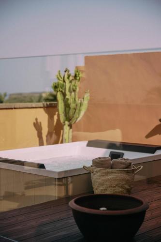 Suite con bañera de hidromasaje y vistas al mar del hotel Melia Hacienda del Conde. Foto 6