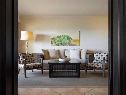 Suite con bañera de hidromasaje y vistas al mar del hotel Melia Hacienda del Conde. Foto 7