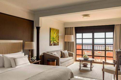 Suite Junior Singular con vistas al mar del hotel Melia Hacienda del Conde. Foto 2