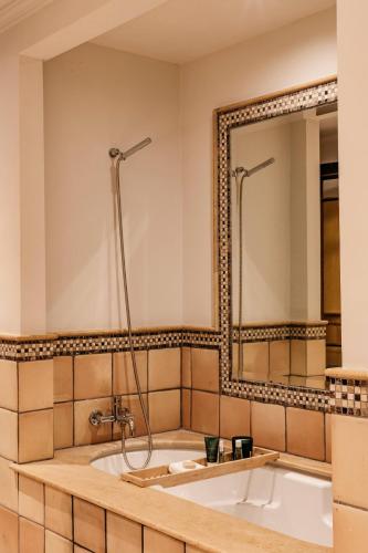 Suite Junior Singular con vistas al mar del hotel Melia Hacienda del Conde. Foto 4