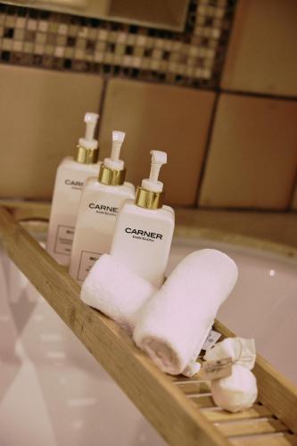 Suite con bañera de hidromasaje y vistas al mar del hotel Melia Hacienda del Conde. Foto 11