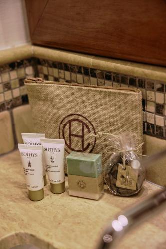 Suite con bañera de hidromasaje y vistas al mar del hotel Melia Hacienda del Conde. Foto 12