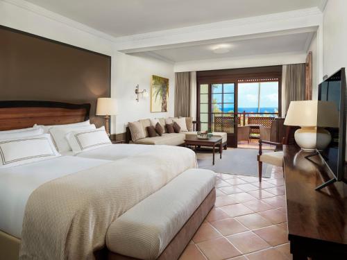 Suite Junior Singular con vistas al campo de golf del hotel Melia Hacienda del Conde. Foto 10