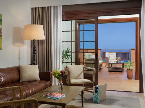 Suite con vistas al mar del hotel Melia Hacienda del Conde. Foto 30