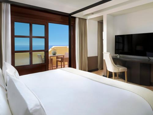 Suite con vistas al mar del hotel Melia Hacienda del Conde. Foto 32